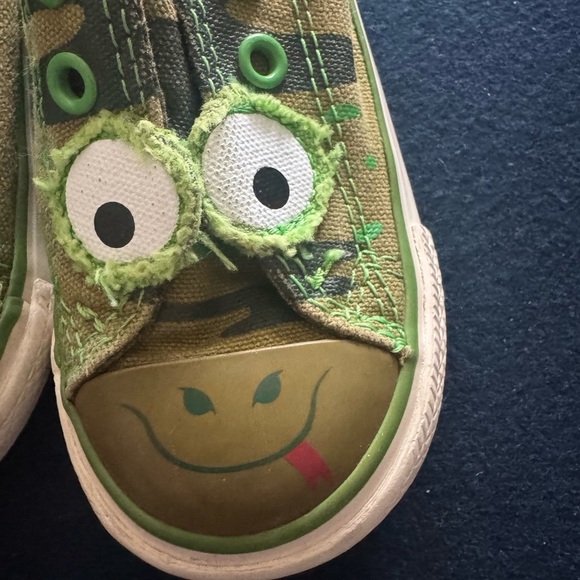 The cutest little converse! Kids Green Frog Canvas Shoes- EUC🐸lots of life left! - Picture 2 of 9
